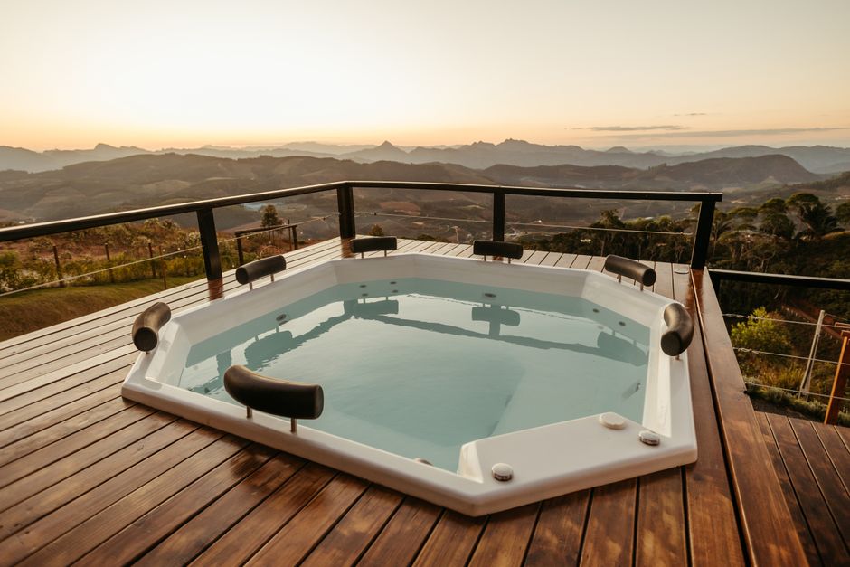 Stainless Steel vs Acrylic Spa: Which Lasts in Australia?